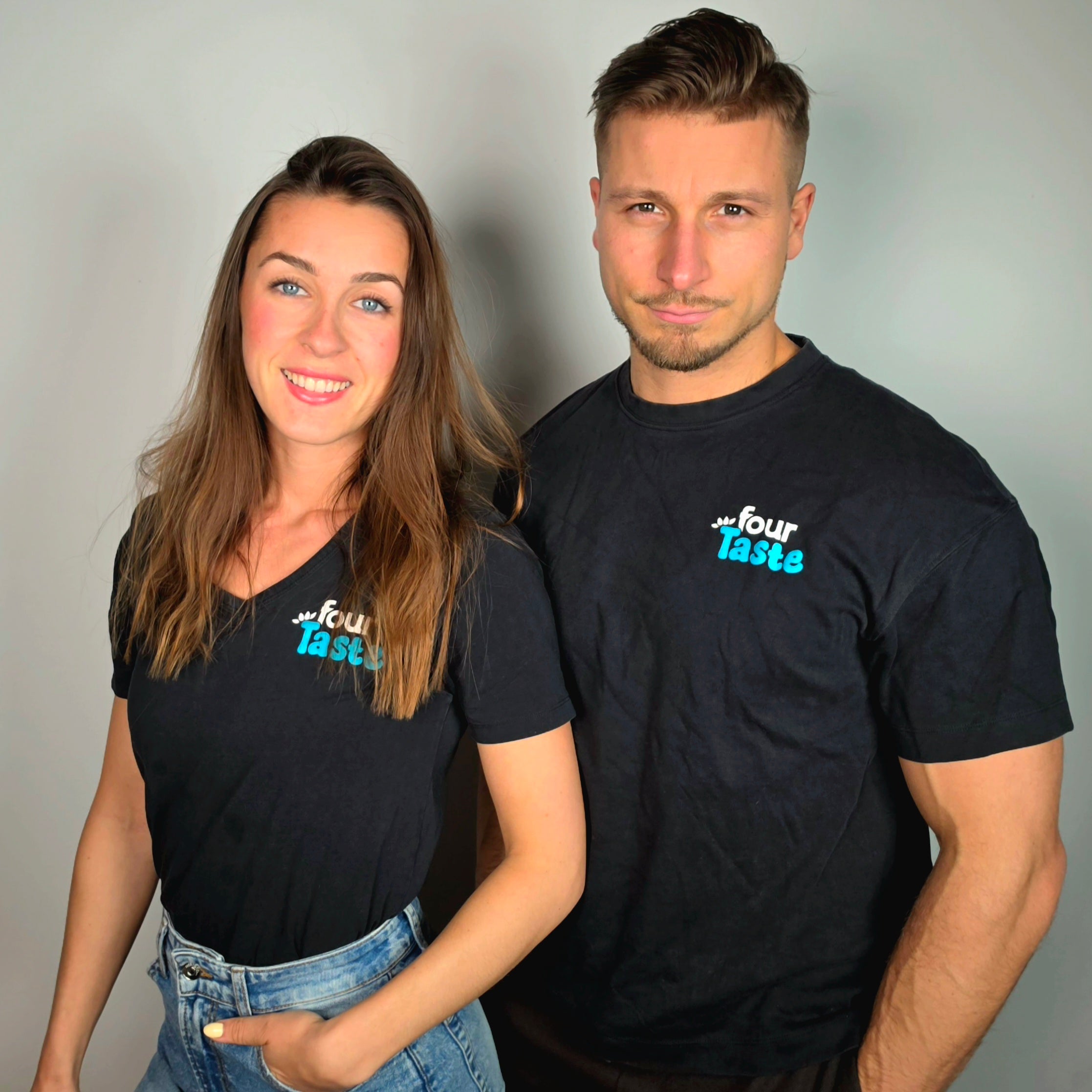Zwei fourTaste Gründer tragen T-Shirts mit Firmenlogo