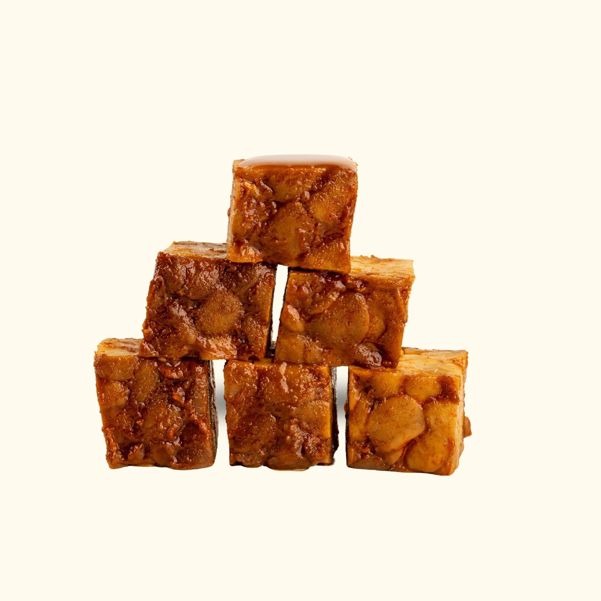 Marinierter Tempeh in Würfelform, gestapelt, bereit für die Zubereitung