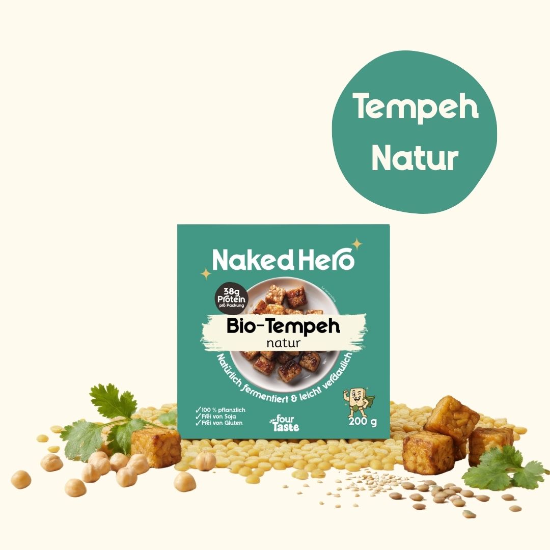 Eine Packung "Naked Hero" Bio-Tempeh Natur in grüner Verpackung, umgeben von Lupinen und gelben Erbsen; ein runder Badge markiert das Produkt als „Tempeh Natur“.