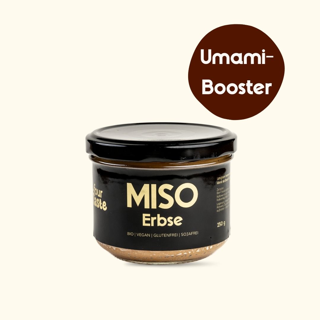 Ein 250g Glas Miso-Paste aus Erbsen von fourTaste mit einem runden Badge, der auf „Umami-Booster“ Inhalt hinweist.