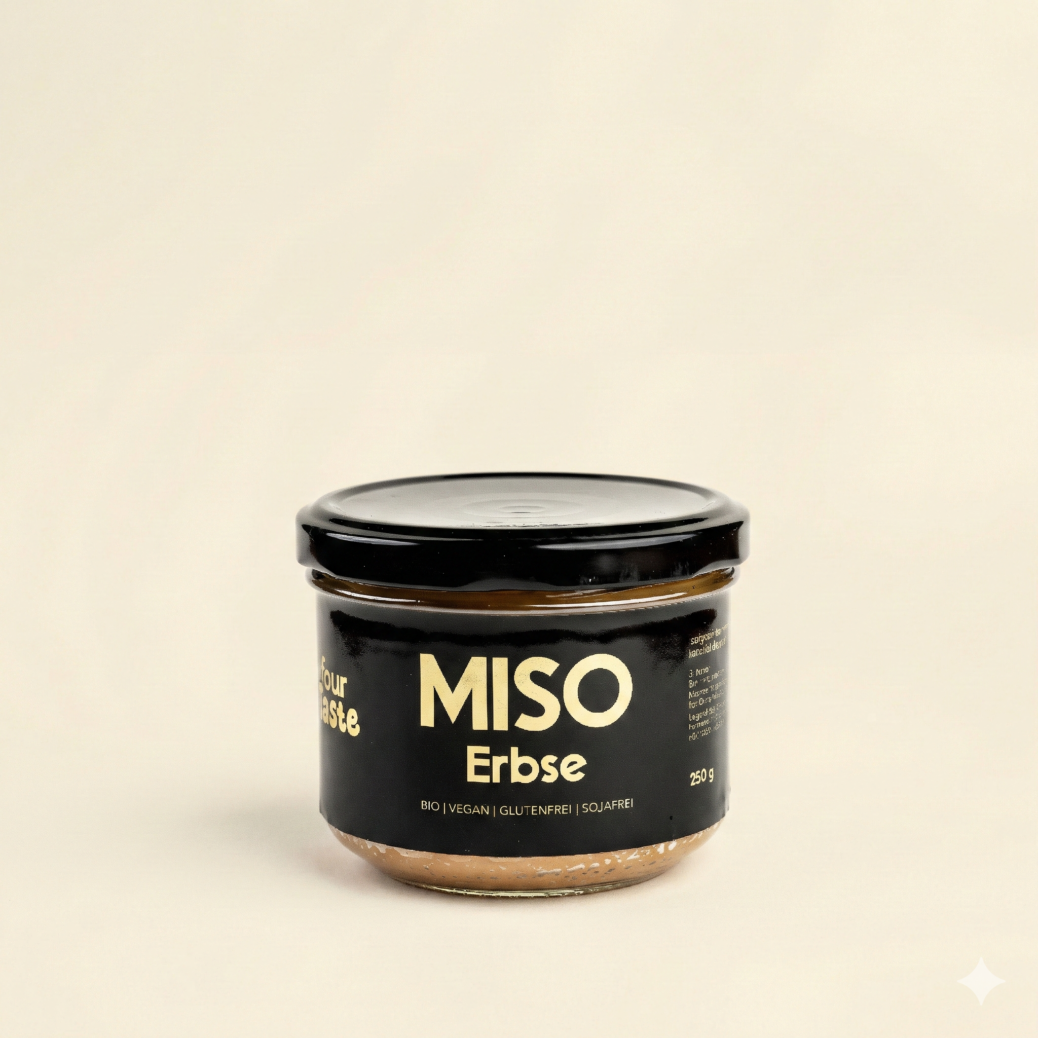Ein kompaktes 250g Glas dunkle Miso-Paste aus Erbsen, ideal als würziger Geschmacks-Joker für die Profi-Küche.