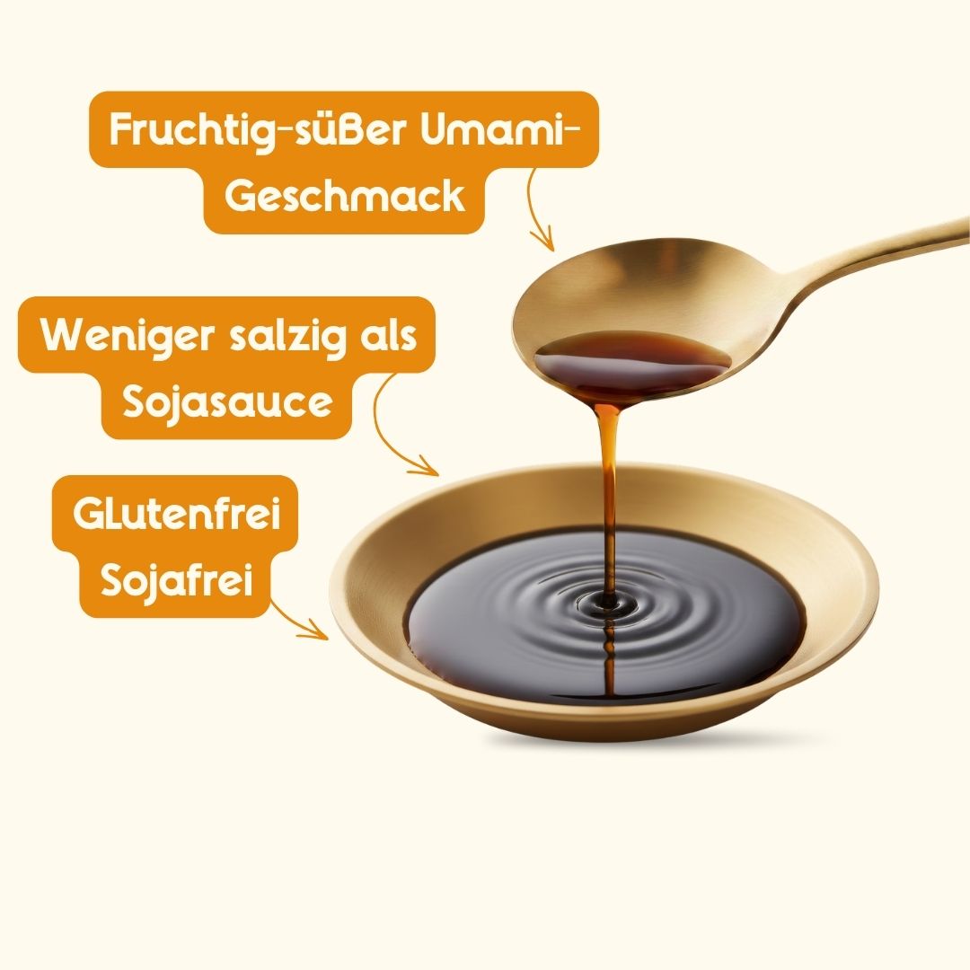 Nahaufnahme der dunklen Tamari-Sauce, die von einem goldenen Löffel in ein Schälchen fließt, mit Hinweisen zum Geschmack und Anwendungstipps, sowie zur glutenfrei und sojafrei.