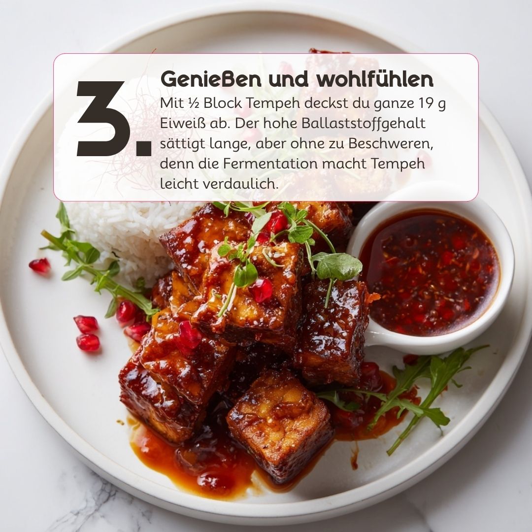 Würzig glasierter Tempeh mit Reis und scharfer Sauce auf einem Teller serviert. Das proteinreiche Tempeh-Gericht kombiniert knusprig gebratene Tempehwürfel mit einer aromatischen Marinade.
