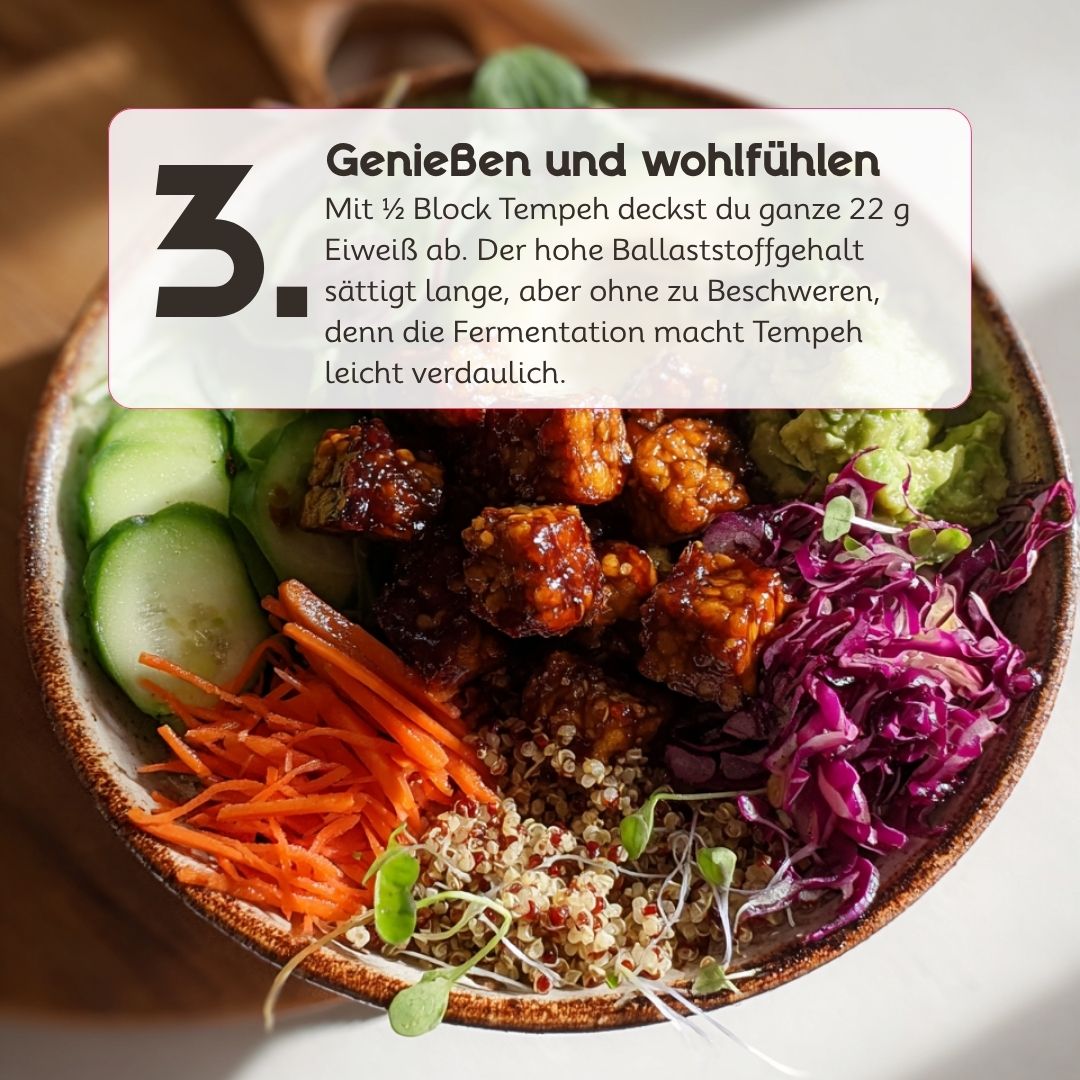 Proteinreiche Teriyaki-Tempeh Bowl mit Quinoa, Rotkohl, Gurke und Karotten. Die knusprig gebratenen Tempehwürfel sorgen für eine sättigende vegane Mahlzeit.