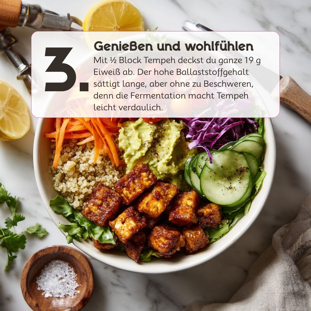 Vegane Bowl mit knusprigem Tempeh, Avocado, Quinoa und frischem Gemüse. Das fermentierte Protein liefert eine sättigende und ausgewogene Mahlzeit.