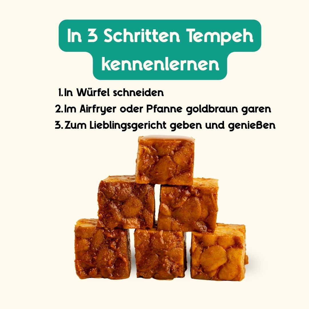 Marinierte Tempeh Würfel als Pyramide gestapelt auf hellem Hintergrund mit Erklärung zur Zubereitung in drei Schritten: Würfel schneiden, in Pfanne oder Airfryer goldbraun garen und zum Lieblingsgericht hinzufügen – saftig marinierte Tempehstücke gestapelt dargestellt