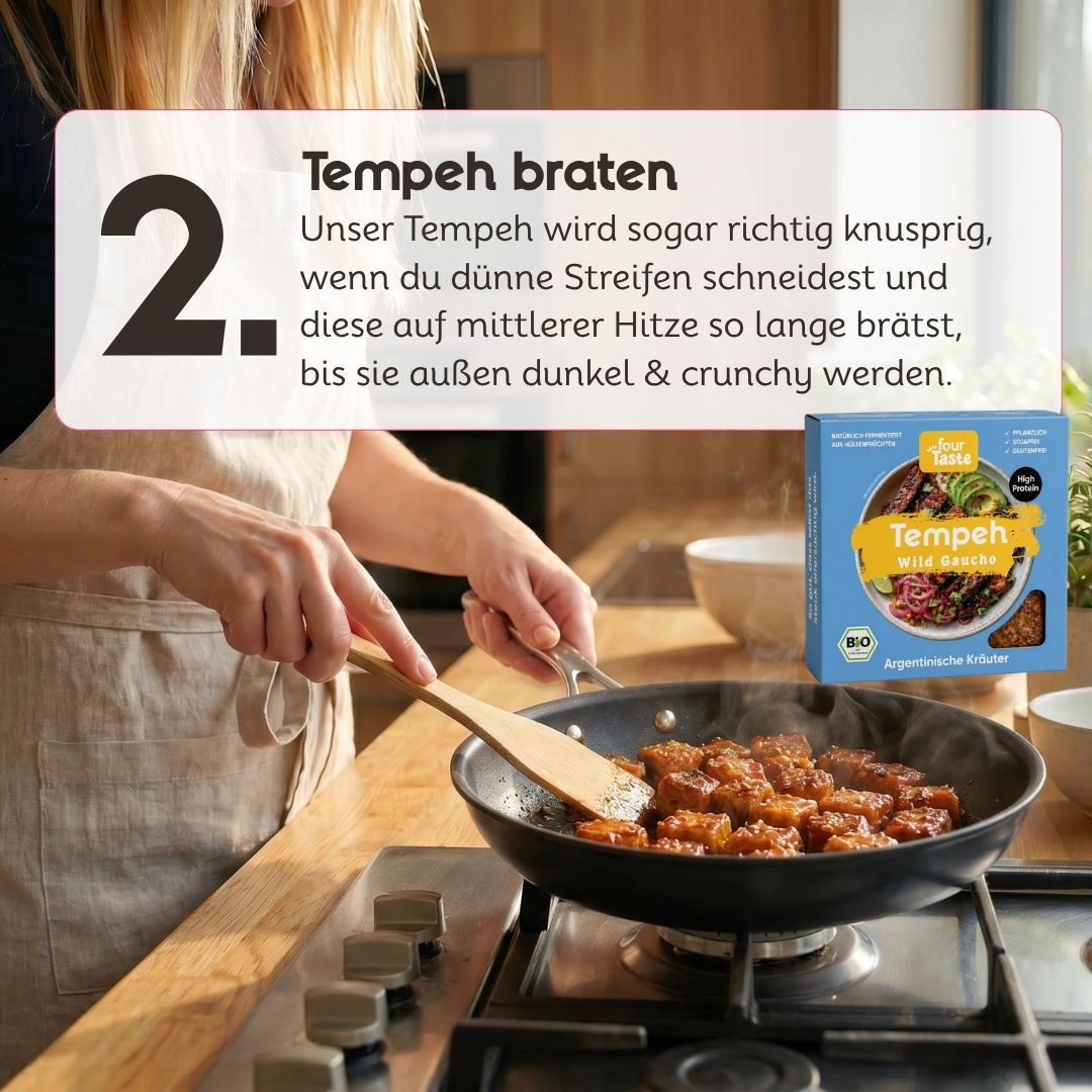 Knusprig gebratener Wild Gaucho Tempeh von fourTaste in der Pfanne. Die marinierten Tempehwürfel mit argentinischen Kräutern werden goldbraun angebraten und crunchy serviert.