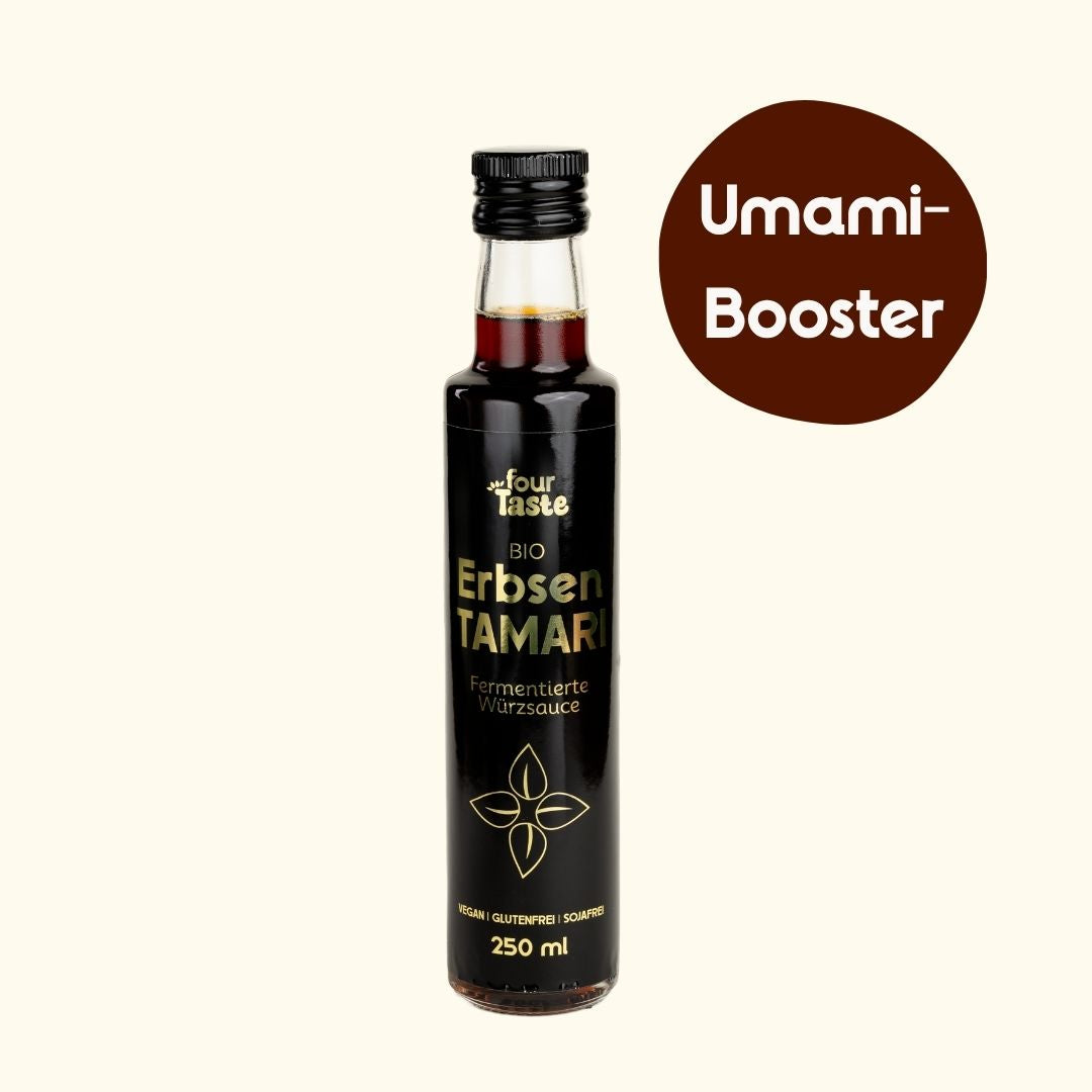 Eine 250ml Flasche Bio-Erbsen-Tamari von fourTaste mit einem "Umami-Booster" Badge vor neutralem Hintergrund.