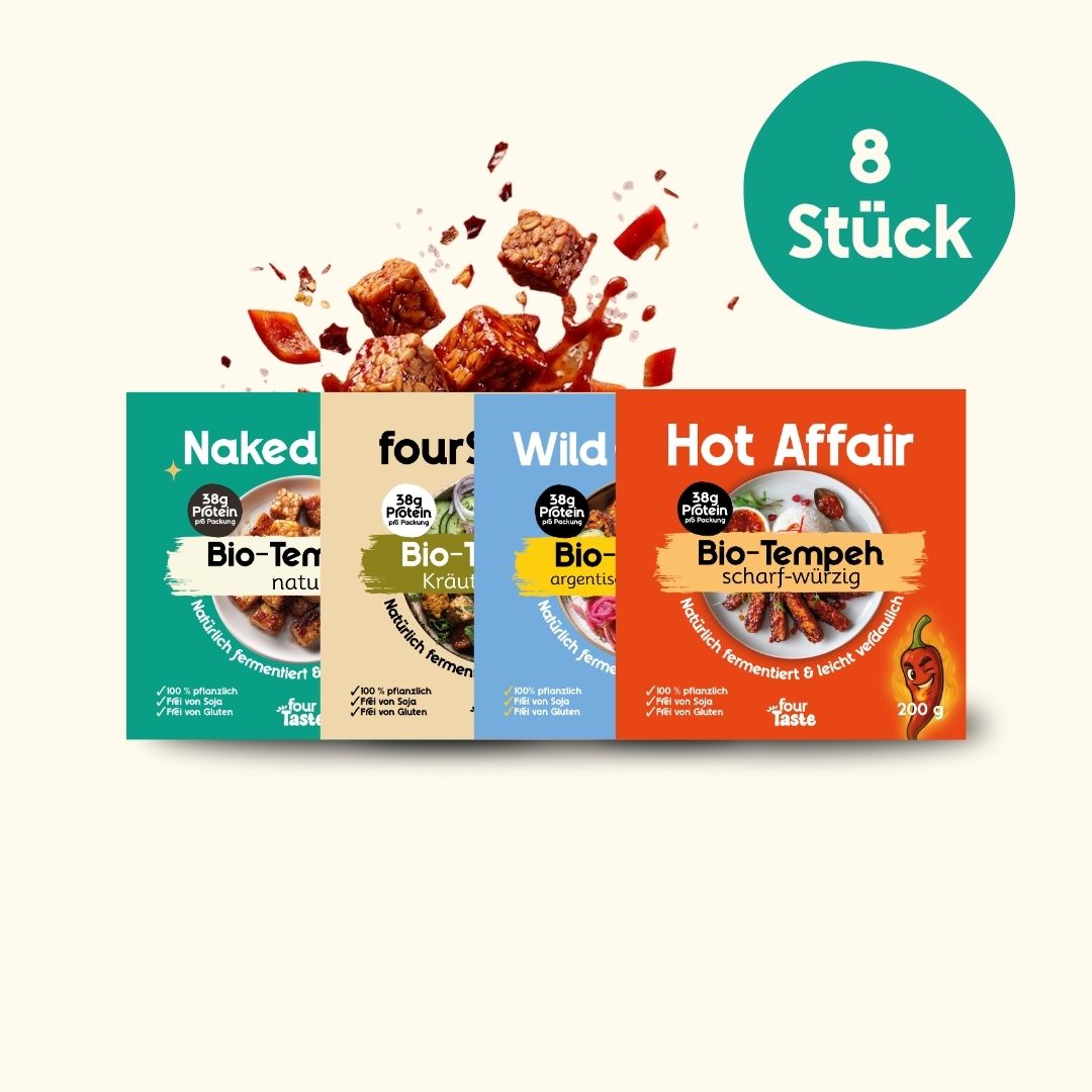 Vier verschiedene Bio-Tempeh-Packungen (Hot Affair, Naked Hero, fourSparta, Wild Gaucho) präsentiert mit einem Tempeh-Action-Shot im Hintergrund und dem Hinweis „8 Sück“.