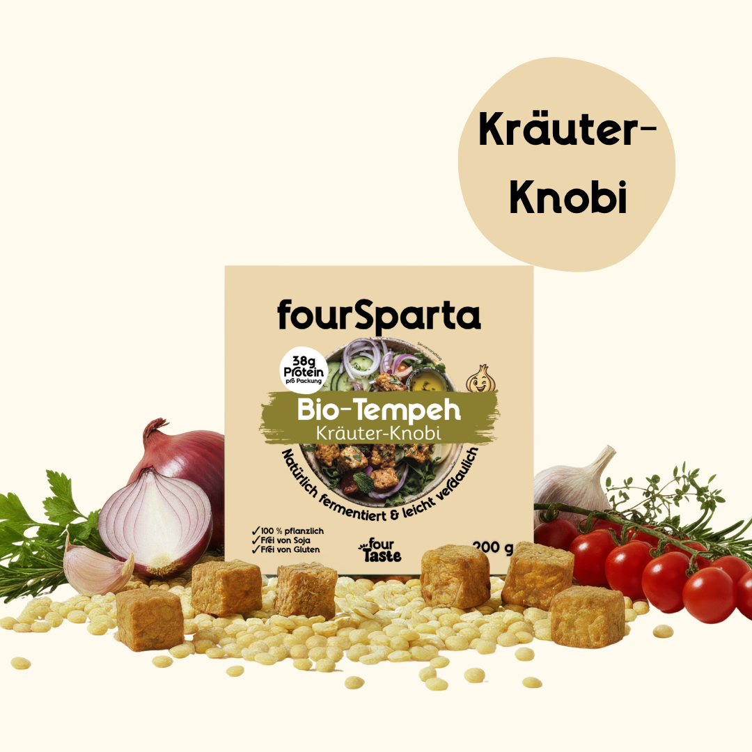 Eine Packung "fo(u)rSparta" Bio-Tempeh in beige-grüner Verpackung, angerichtet mit Kirschtomaten, Kräutern und Zwiebeln; ein Badge kennzeichnet den Geschmack als „Kräuter-Knobi“.