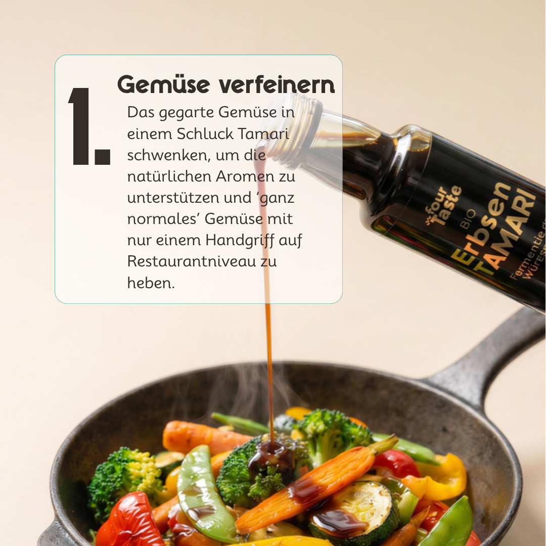 Erbsen-Tamari von fourTaste wird über gebratenes Gemüse in einer Pfanne gegossen. Die fermentierte Würzsauce verfeinert Brokkoli, Karotten und Paprika mit intensivem Umami-Geschmack.