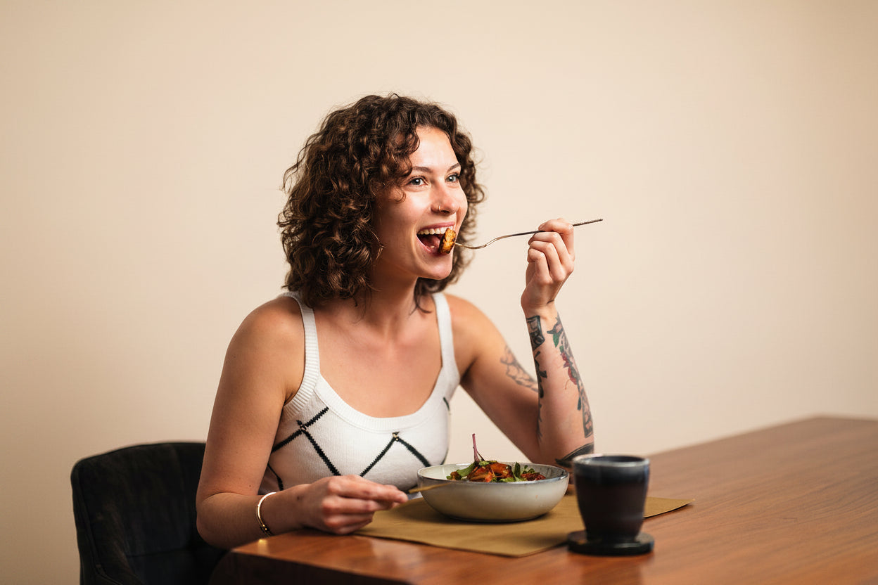 Frau mit Tempeh Bowl 