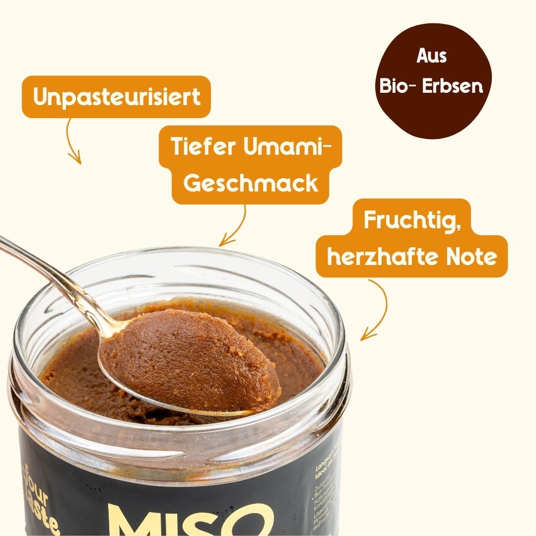 Ein Löffel entnimmt cremige, braune Miso-Paste aus einem Glas; Infografik-Elemente betonen die langsame Fermentierung und die Eignung zum Abschmecken und Marinieren.