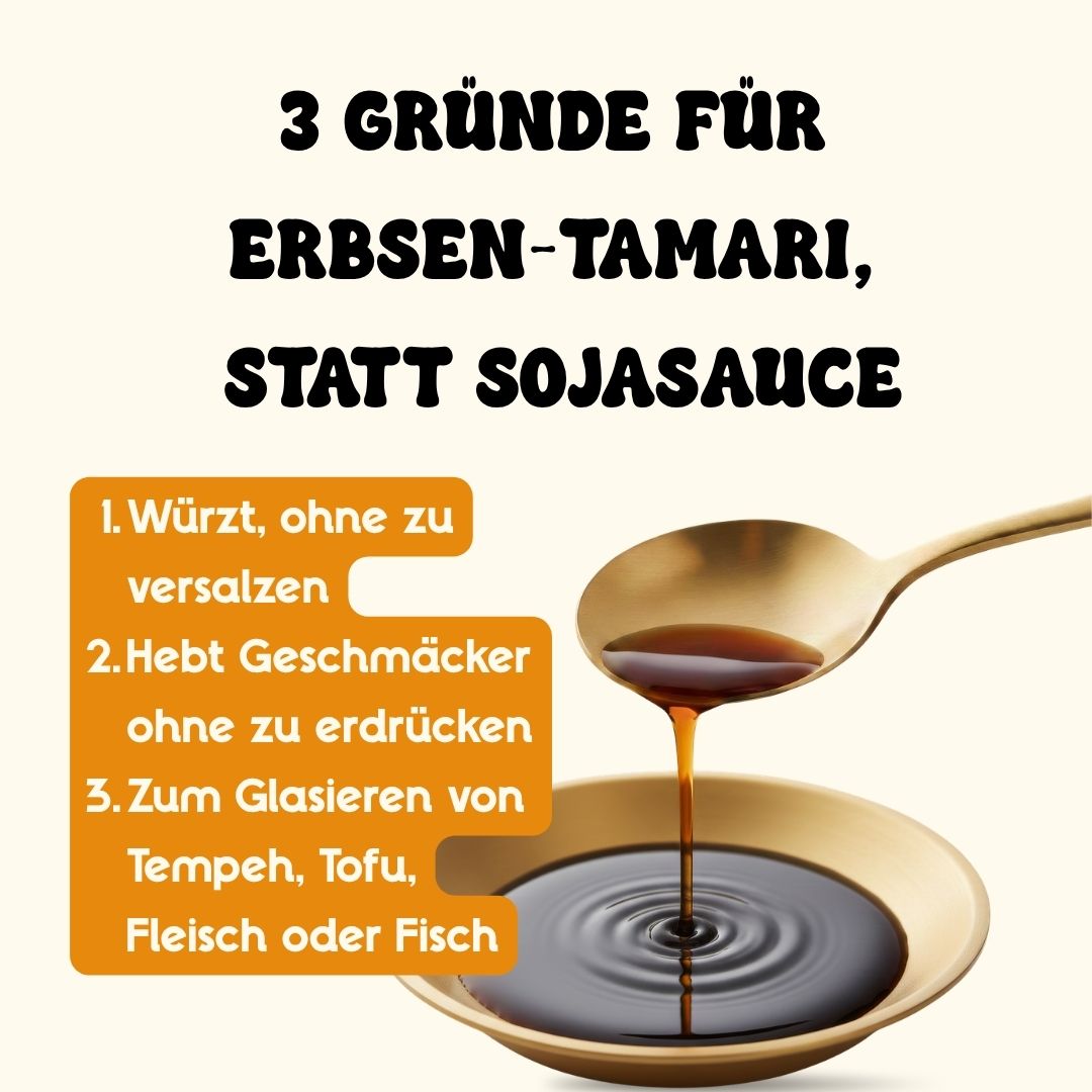 Nahaufnahme der dunklen Tamari-Sauce, die von einem goldenen Löffel in ein Schälchen fließt, mit Hinweisen auf den Unterschied zwischen Soja- und Tamarisauce und Anwendungstipps.
