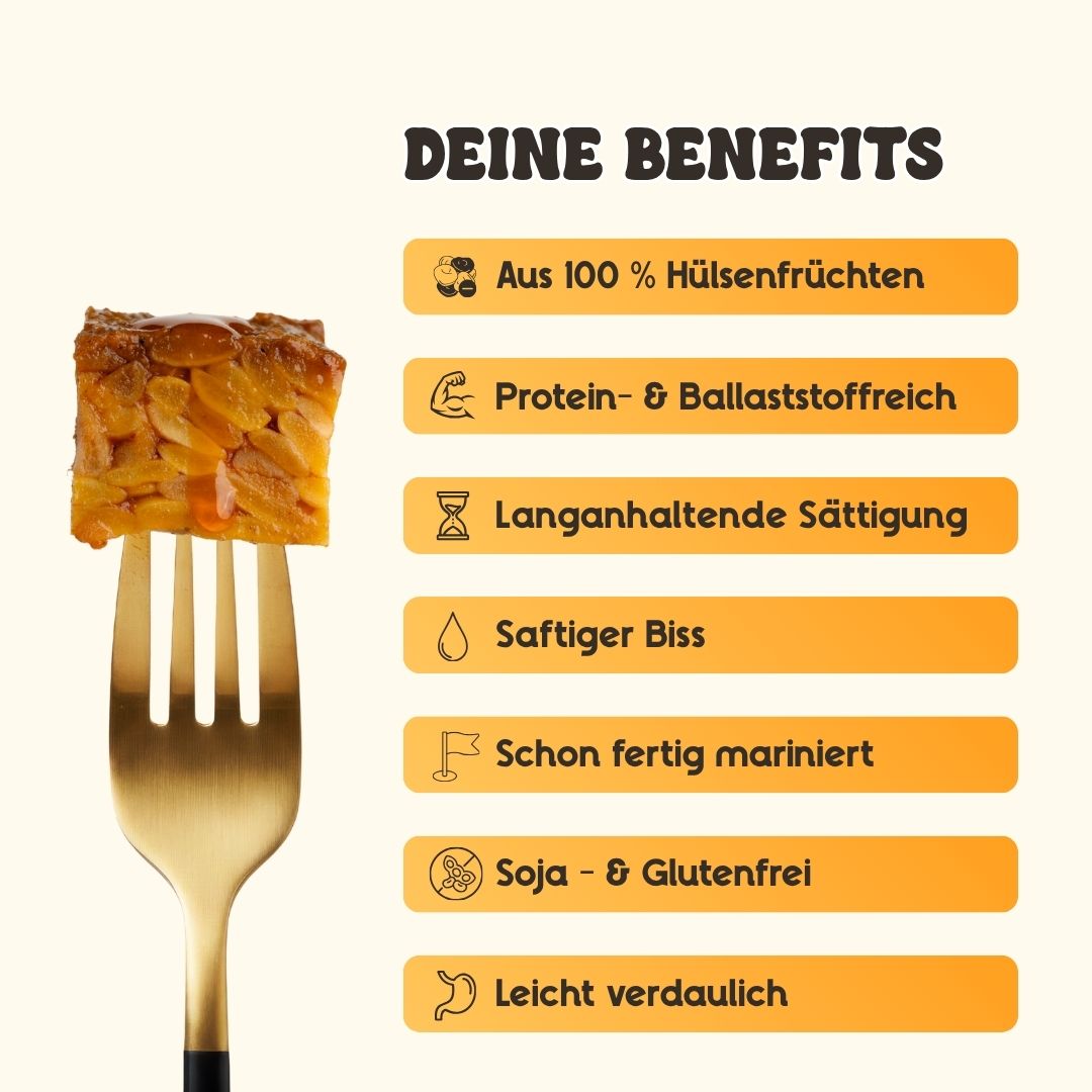 Infografik zu den Vorteilen von fourTaste Tempeh Hot Affair mit Hinweisen zu pflanzlichem Protein, Ballaststoffen, Fermentation, langer Sättigung sowie soja- und glutenfreier Rezeptur. Tempeh-Stück auf einer Gabel als Nahaufnahme.