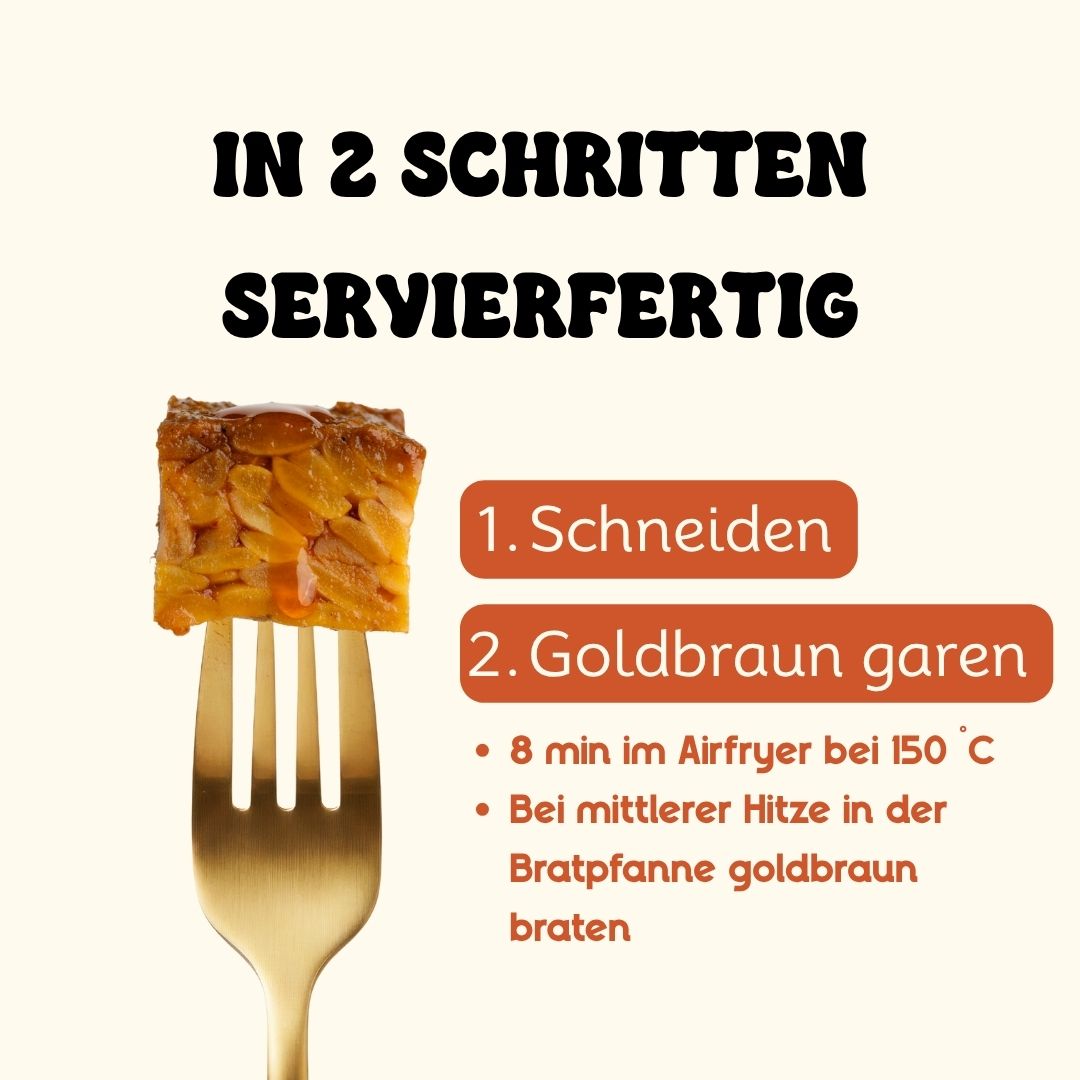 Ein Stück scharfer Tempeh auf einer goldenen Gabel und Hinweise auf die Zubereitung in 2 Schritten, sowie das Garen im Airfryer, oder in der Bratpfanne.