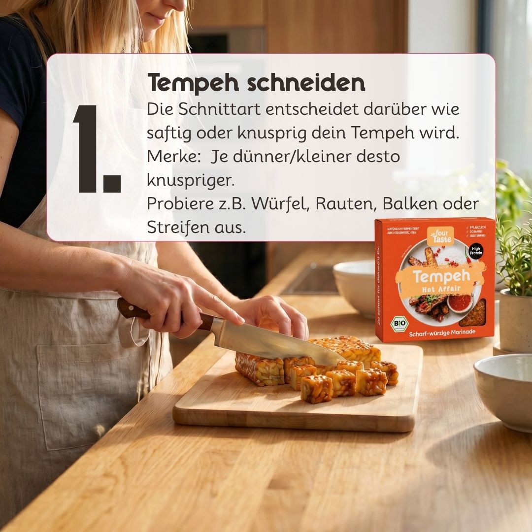 Nahaufnahme einer Frau beim Schneiden von mariniertem Tempeh in Würfel auf einem Holzbrett. Der fourTaste Tempeh Hot Affair wird für eine knusprige oder saftige Zubereitung vorbereitet. Tipps zur Tempeh-Zubereitung und Schnittarten im Bild integriert.