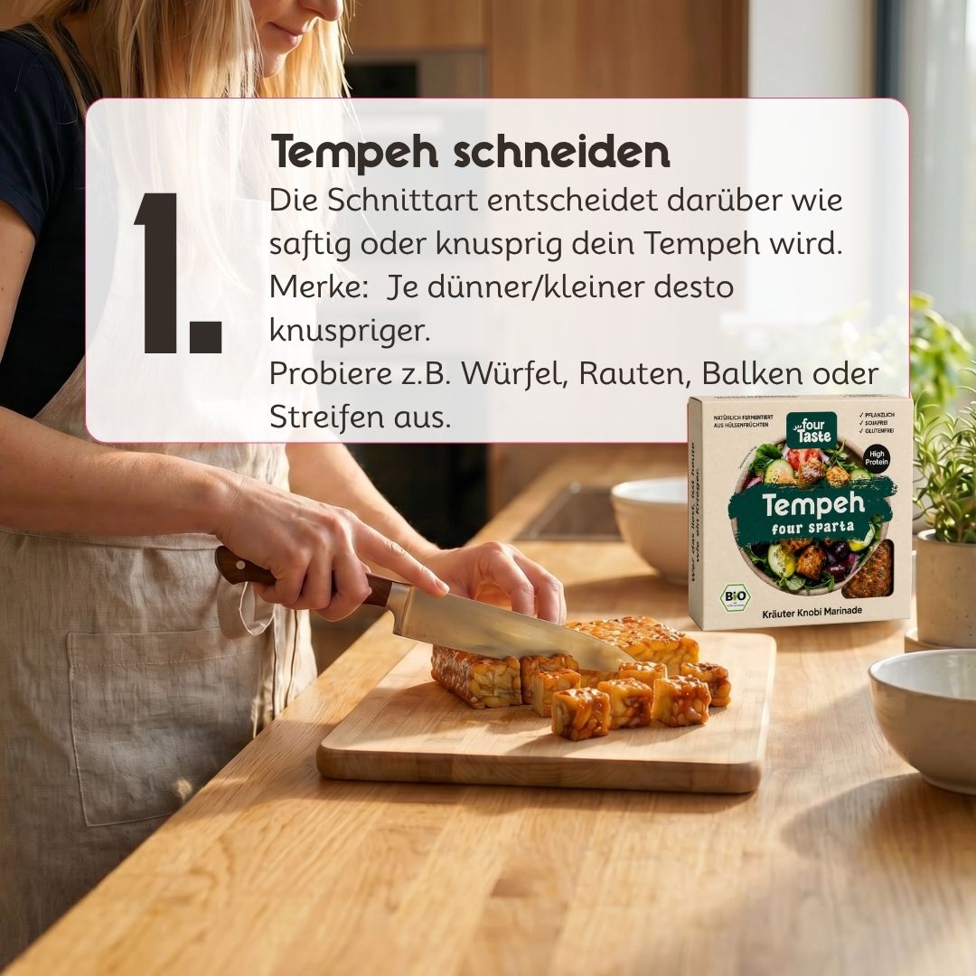 Nahaufnahme einer Frau beim Schneiden von mariniertem Tempeh in Würfel auf einem Holzbrett. Der fourTaste Tempeh fourSparta wird für eine knusprige oder saftige Zubereitung vorbereitet. Tipps zur Tempeh-Zubereitung und Schnittarten im Bild integriert.
