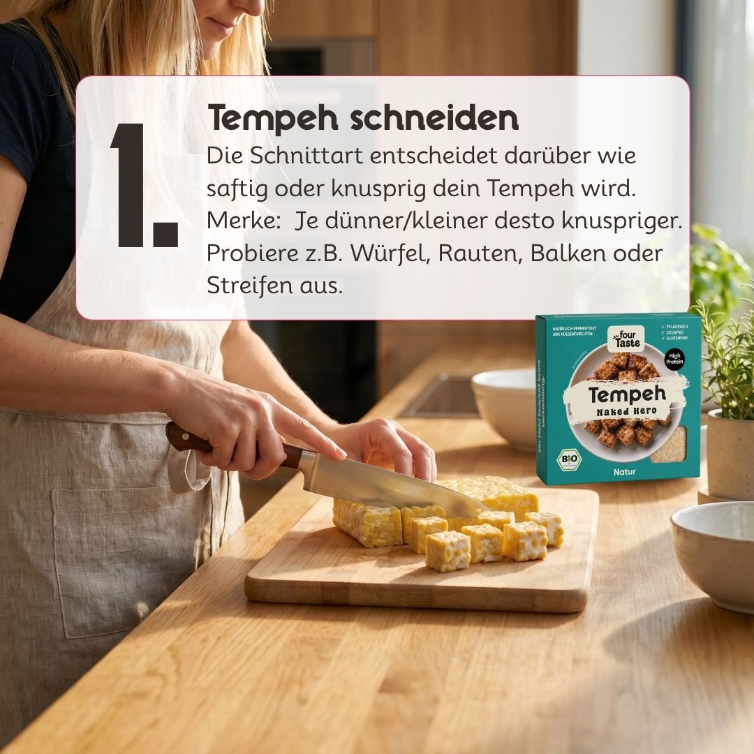 Nahaufnahme einer Frau beim Schneiden von mariniertem Tempeh in Würfel auf einem Holzbrett. Der fourTaste Tempeh NakedHero wird für eine knusprige oder saftige Zubereitung vorbereitet. Tipps zur Tempeh-Zubereitung und Schnittarten im Bild integriert.